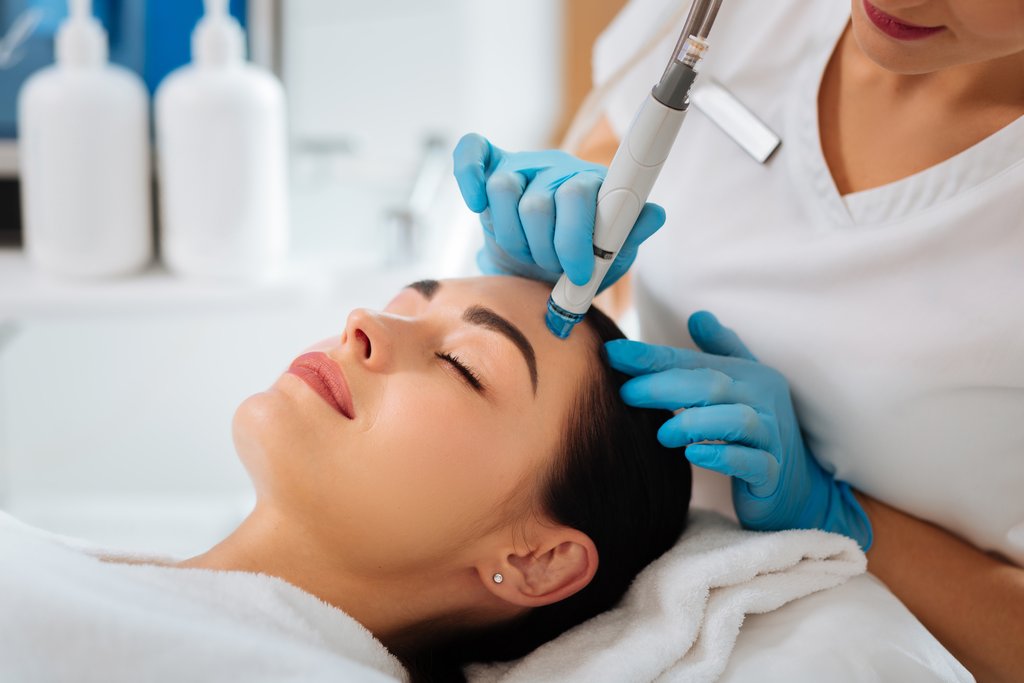 HYDRAFACIAL MD Hydrafacial MD (Hydrafacial) is a non-invasive treatment that simultaneously removes the dead skin cells, cleanses out clogged pores, and rehydrates the skin, leaving it brighter and more rejuvenated.